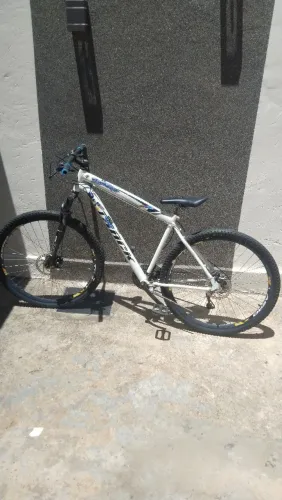 Bike aro 29 em excelentes condições já com adesivos camaleões