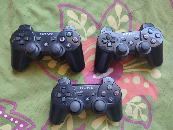3 Controles PS3 em bom estado