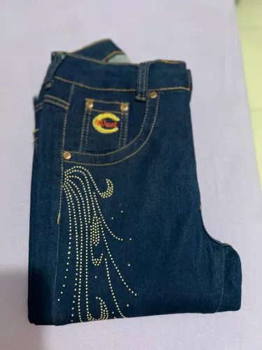 Calça bordada boca de sino