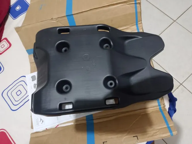 Suporte universal para baú de moto