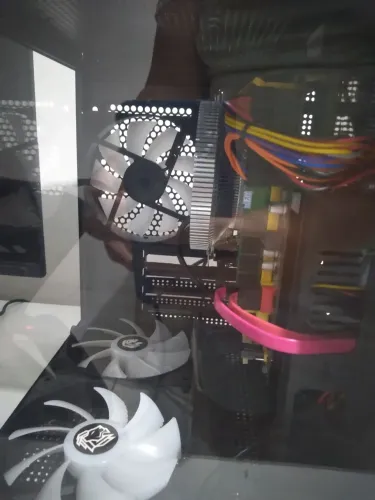 Computador gamer com os fios