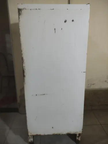 Geladeira velha e feia, mas gelando muito bem baixo consumo, bom pra quem tá sem geladeira