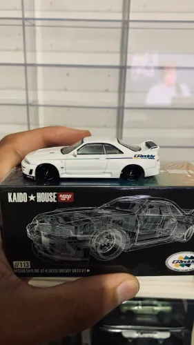 Nissan Skyline GT-R (R33) Greddy GR33 V1 Kaido House e a Mini GT (número 113)