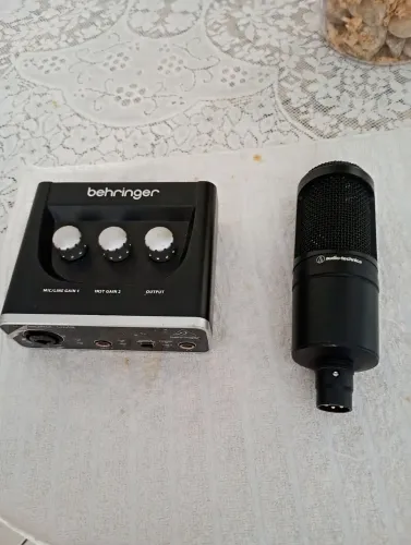 Microfone Audio Technica At 2020 + Behringer um2