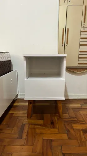 Mesa cabeceira pés palito branco
