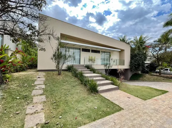 Casa Térrea para aluguel possui 400 metros quadrados com 4 quartos