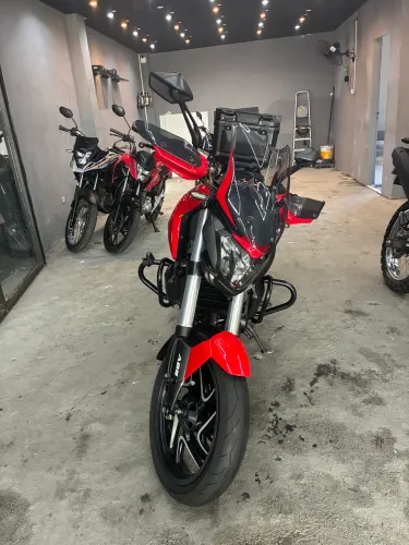 Dominar 400 - Bajaj - Vermelha.