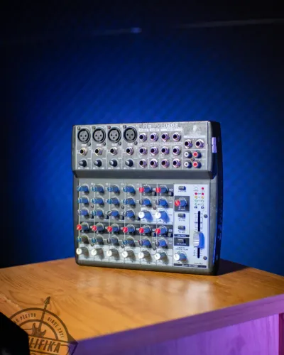 PROMOÇÃO Mesa de Som Behringer Xenyx 1202