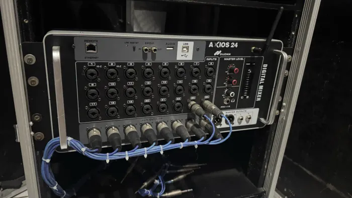 Mesa Axius 24 com multicabo para auxiliares (nunca usada) 