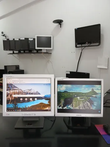 Monitor 15" polegadas, completo e com garantia, ótimo para uso no pc ou com notebook