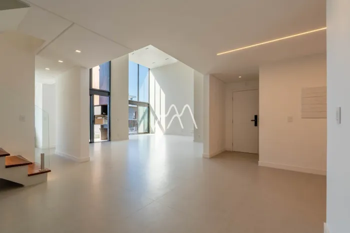 Apartamento Duplex próximo a praia à venda em Jurerê