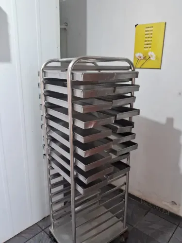 Carrinho de Transporte em Aço Inox com Bandejas - Funcional