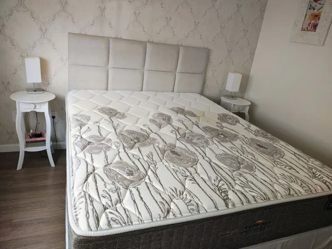 Cama Queen e cabeceira