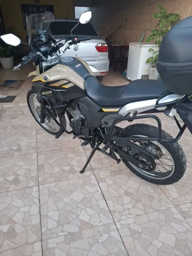 Vendo moto Yamaha 250 com acessórios super conservada valor 24.000 fone *