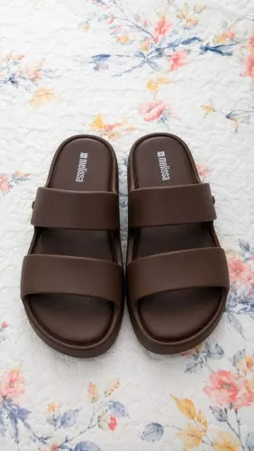 Melissa Slide feminina, tamanho 36, na cor marrom. 