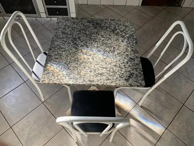 Mesa de ferro e mármore com cadeiras