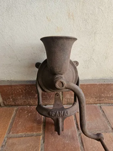 Moedor de café manual antigo