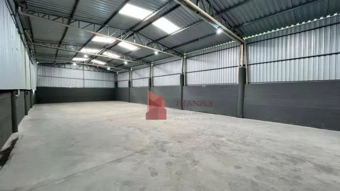 ALUGUEL: GALPÃO COMERCIAL 350 METROS COM DOCA NO ESCALVADOS EM NAVEGANTES!!