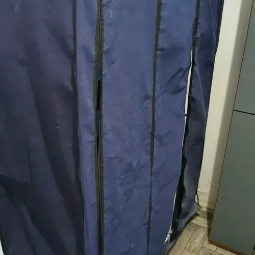 guarda roupa portátil modular azul vai um menor vermelho junto.