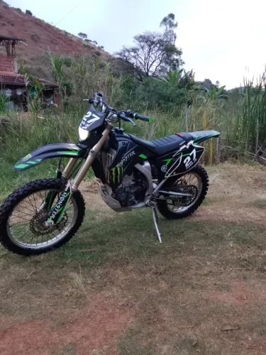 Tanque de guerra! Perfeita pra trilha, a moto tem baixa, suspensão pra alta performance.