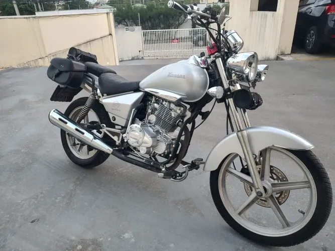Moto kansas 150 com pedaleiras avançadas