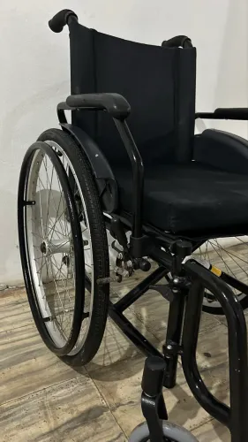 Vendo cadeira de rodas poucos dias usada 