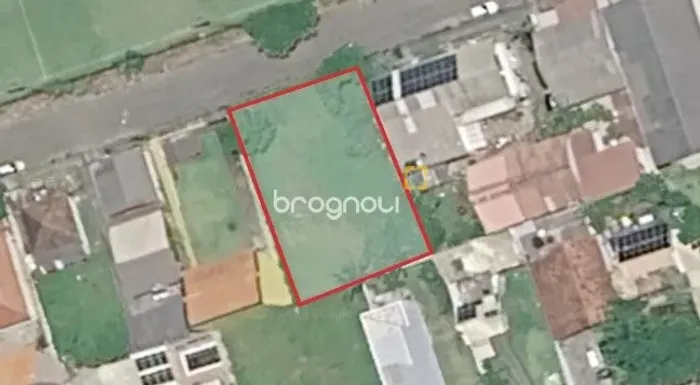 Terreno com viabilidade comercial no bairro Carianos!