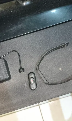 VENDO MI BAND 5 ORIGINAL XIOME PRA CONCERTO OU RETIRADA DE PEÇAS, CARREGADOR E PULSEIRA