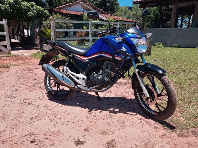 Vendo titan 20/21 em dia. Não aceito financiamento. Negócio aqui em Aquidauana