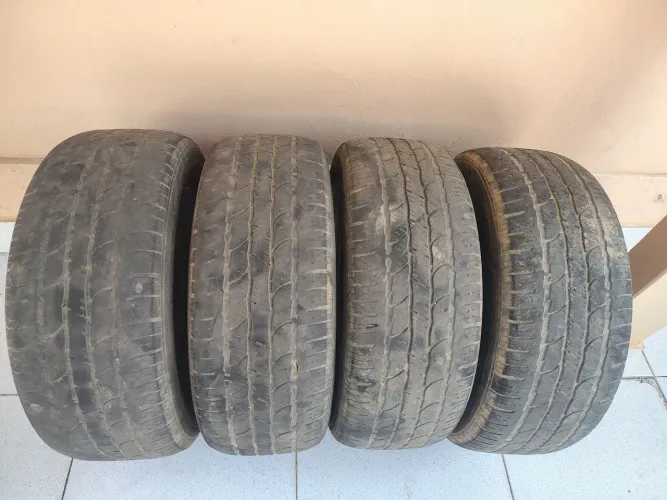 Vende-se 4 Peneus seminovos -  R19/255/55 em bom estado de conservação. 