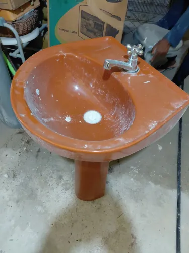 Lavatório com torneira.