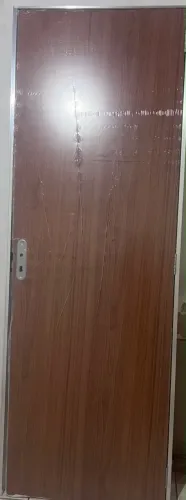 Porta de madeira com batente e fechadura