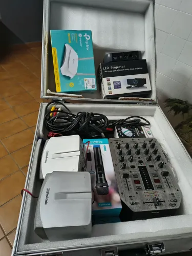 Oportunidade única: sistema completo de som, DJ, com projeção e iluminação pronto para uso
