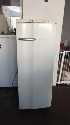 Vendo geladeira pequena