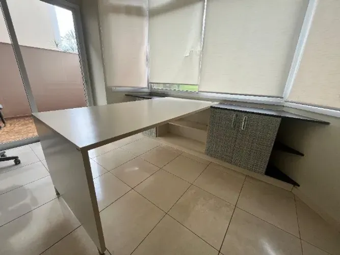 Escritório, mesa (2,05x0,90x0,80m) e bancada com prateleiras e armários (2,70x0,35x0,80m)