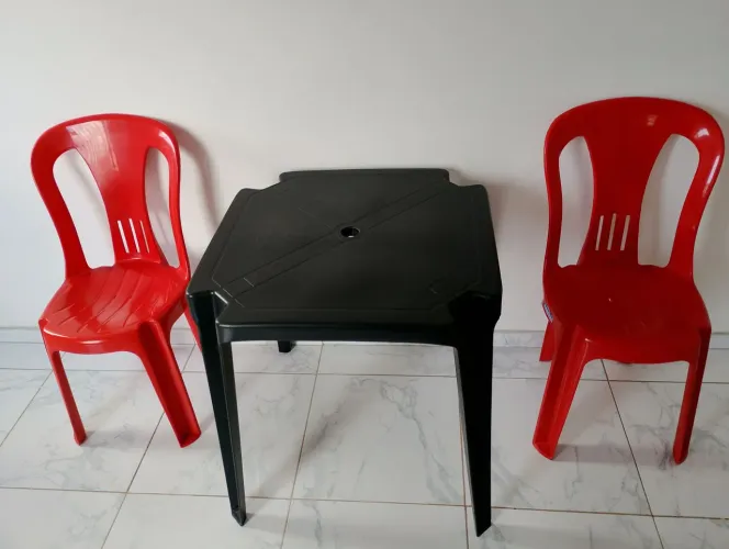 Mesa plástico quadrada Multiuso preto Monobloco + 2 cadeiras vermelhas