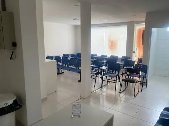 Sala comercial térrea no Bairro dos Ipês.