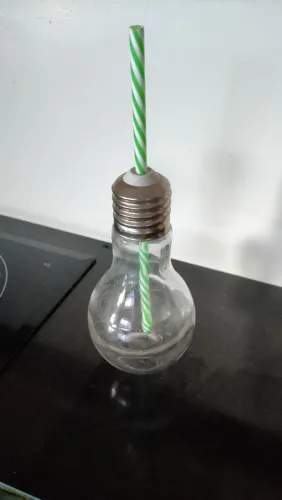 Copo com canudo em formato de lâmpada