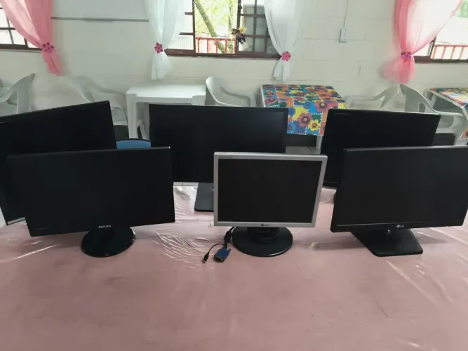 Lote com 5 monitores