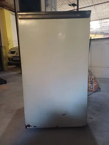 Vende-se uma geladeira pequena