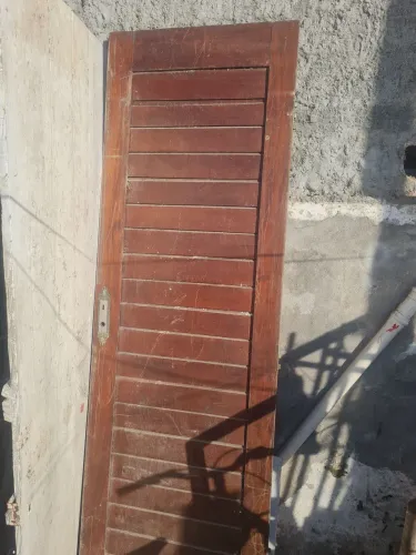 Porta de madeira maciça usada