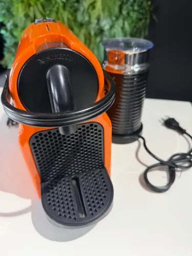 Cafeteira Nespresso+ Espumador de leite
