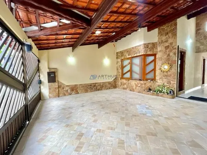 Linda casa à venda em Praia Grande no Caiçara com piscina e edícula