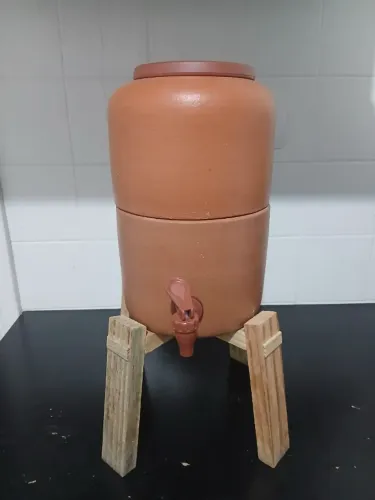Mini Filtro de Barro 2 Litros + Suporte de Madeira