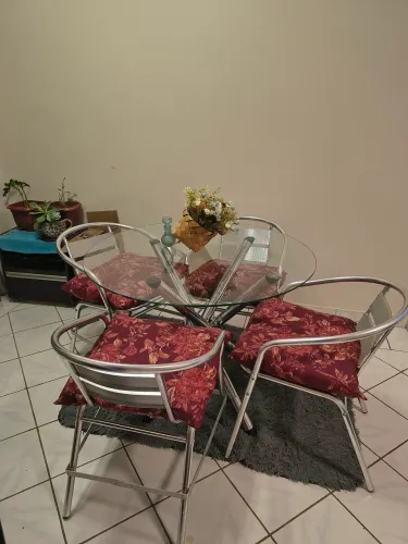 Mesa e cadeiras de jantar