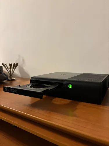 Xbox 360 Super Slim desb + 200 jogos + emulador super Nintendo
