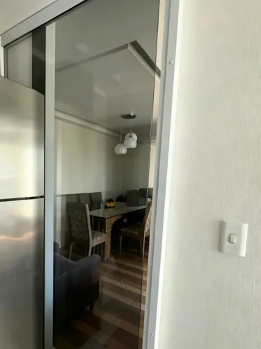 Porta de Correr em Vidro com Estrutura de Alumínio
