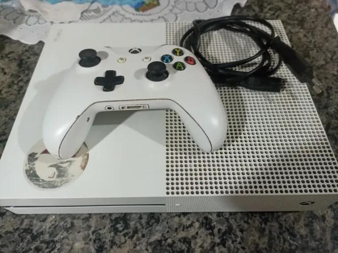 XBOX ONE S (Semi Novo) C/1 Controle + Batería Recarregável 