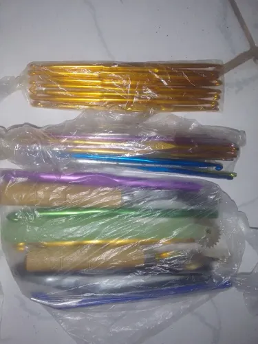 Vendo agulhas e tubos de linha de CROCHÊ. Tudo junto.