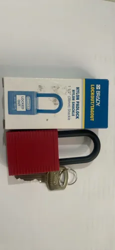 Cadeado com haste e proteção plástica 